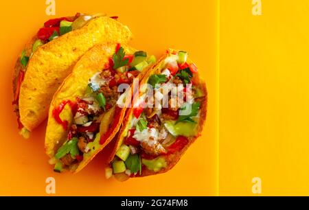 Mexikanischer Taco mit Huhn auf gelbem Hintergrund Stockfoto