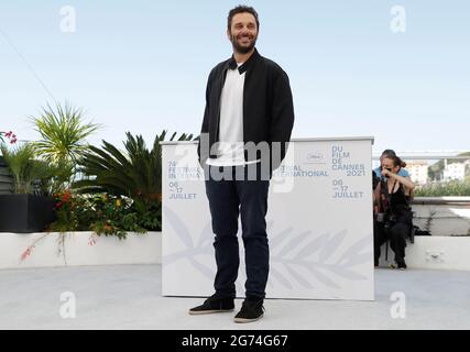(210711) -- CANNES, 11. Juli 2021 (Xinhua) -- Schauspieler Pio Marmai posiert während der Fotoserie für den Film 'La Fracture (The Divide)' bei der 74. Auflage der Filmfestspiele von Cannes am 10. Juli 2021 in Cannes, Südfrankreich. (Xinhua) Stockfoto