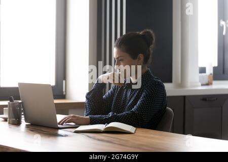 Fokussierter indischer Student, der online von zu Hause aus studiert Stockfoto