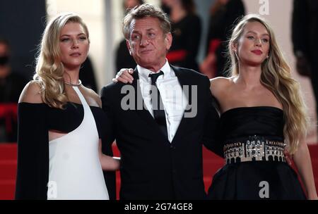 (210711) -- CANNES, 11. Juli 2021 (Xinhua) -- Die Schauspielerin Katheryn Winnick, der US-Schauspieler und Regisseur Sean Penn und die Schauspielerin Dylan Penn (von L bis R) treffen am 10. Juli 2021 auf dem roten Teppich für den Film „Flag Day“ bei der 74. Auflage der Filmfestspiele von Cannes in Cannes, Südfrankreich, ein. (Xinhua) Stockfoto