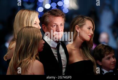 Cannes. Juli 2021. Der US-Schauspieler und Regisseur Sean Penn (C) posiert mit Schauspielern auf dem roten Teppich für den Film „Flag Day“ bei der 74. Auflage der Filmfestspiele von Cannes am 10. Juli 2021 in Cannes, Südfrankreich. Quelle: Xinhua/Alamy Live News Stockfoto