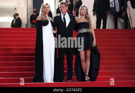 Cannes. Juli 2021. Die Schauspielerin Katheryn Winnick, der US-Schauspieler und Regisseur Sean Penn und die Schauspielerin Dylan Penn (von L bis R) treffen am 10. Juli 2021 auf dem roten Teppich für den Film „Flag Day“ bei der 74. Auflage der Filmfestspiele von Cannes in Cannes, Südfrankreich, ein. Quelle: Xinhua/Alamy Live News Stockfoto