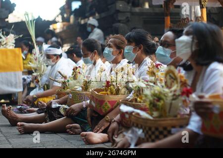 BALI, INDONESIEN-MAI 12 2021: Das Leben der balinesischen Hindu-Gemeinschaft zur Zeit der Pandemie Covid-19. Religiöse Aktivitäten wenden Gesundheitsprotokolle an Stockfoto