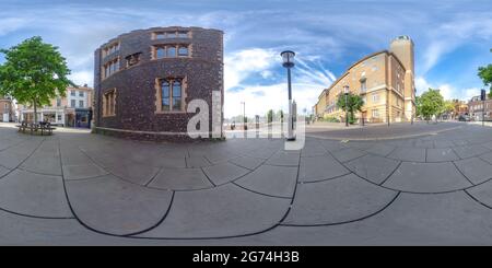 360 Grad Panorama Ansicht von Norwich, Norfolk Großbritannien – Juli 04 2021. Vollständiges, kugelförmiges, nahtloses Panorama mit 360-Grad-Winkel rund um die Guildhall und den Außenmarkt in gleicheckigem Format