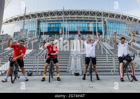 Wembley Park, Großbritannien. Juli 2021. Dan, Steve, Glenn und Ben sind heute Morgen 29 Meilen gefahren, um Wembley vor dem historischen Tonights-Spiel zu sehen. Im Wembley Stadium findet heute Abend das EM 2020-Finale zwischen Italien und England statt. Es ist das erste große Finale, in dem England seit dem Gewinn der Weltmeisterschaft im Jahr 1966 gespielt haben wird. Kredit: amanda Rose/Alamy Live Nachrichten Stockfoto