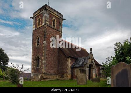 Die Holy Trinity Church in Holtby, Yorkshire, wurde 1792 erbaut. Es wurde größtenteils aus Ziegelsteinen gebaut und ist heute eine denkmalgeschützte Kirche. Stockfoto