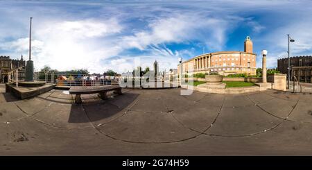 360 Grad Panorama Ansicht von Norwich, Norfolk Großbritannien – Juli 04 2021. Vollständiges, kugelförmiges, nahtloses Panorama 360-Grad-Ansicht des Memorial Park, der Guildhall und des Marktes in gleichem Winkel