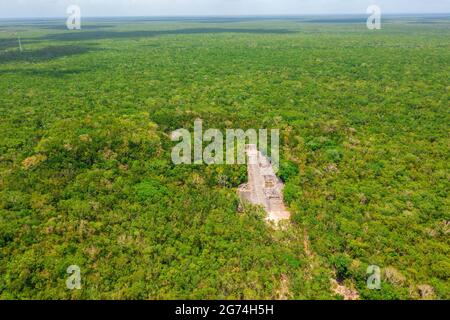 Luftaufnahme der Maya-Pyramide, die mitten in einem Dschungel verloren ging. Stockfoto
