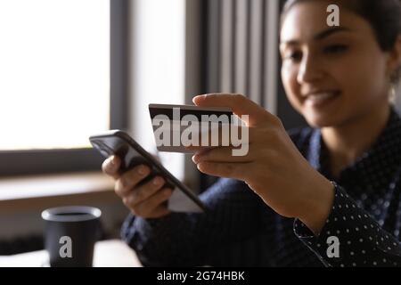 Freiberuflerin, Unternehmerin, indische Geschäftsfrau mit mobiler Bank Stockfoto