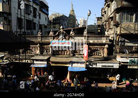 Mumbai; Maharashtra; Indien- Asien; März; 2015: Shri lakshmi narayan Tempel; altes Gebäude Masse Stadtwohnungen; kabutar khana Bhuleshwar Charni Straße Stockfoto