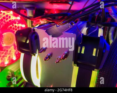 Moderne Computer Luftkühlung mit mehrfarbiger LED-Hintergrundbeleuchtung - Lüfter, Kühlern, Kabel, Boards, close-up. Stockfoto
