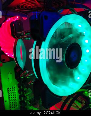 Moderne Computer Luftkühlung mit mehrfarbiger LED-Hintergrundbeleuchtung - Lüfter, Kühlern, Kabel, Boards, close-up. Stockfoto
