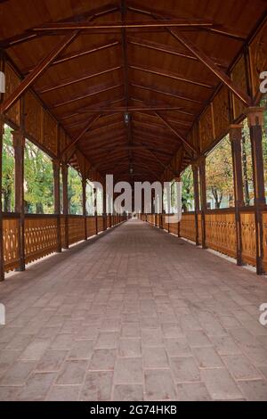 Kolonnade Gehweg in Buzias, Rumänien Stockfoto