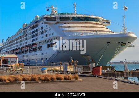 Der Kreuzfahrtdampfer 'Dawn Princess' (seitdem in 'Pacific Explorer' umbenannt) im Hafen am Mount Maunganui, Neuseeland Stockfoto