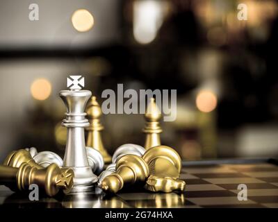 goldener König umgeben von silbernen Schachfiguren auf Schachbrett Spiel Wettbewerb mit Kommunikationstechnologie Netzwerk Hintergrund. Teamleiter, Geschäftsleute Stockfoto