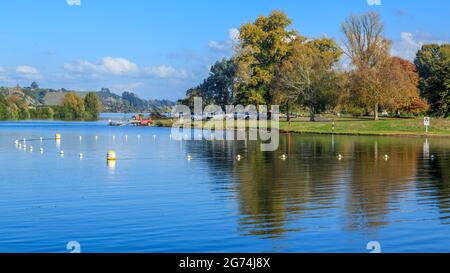 Eine Bootsanlegestelle am malerischen Lake Karapiro, Neuseeland Stockfoto