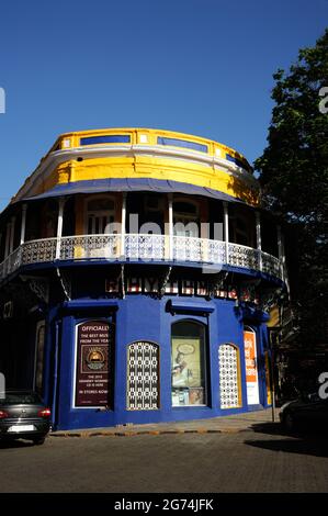 Mumbai; Maharashtra; Indien- Asien; März; 2015 : Blau und gelbe Farbe Rhythm House Indian; Pakistan; Bangladesh Music House Kala ghoda fort bombay Stockfoto