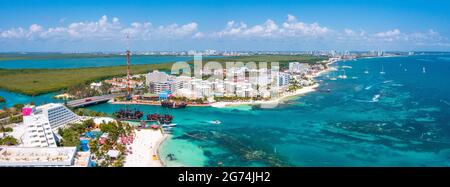 Ein Luftpanorama von einem Strand in Cancun, Mexiko. Stockfoto