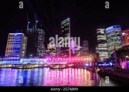 Die Skyline von Sydney, Australien, die während der jährlichen lebhaften Sydney Festival-Lightshows wunderschön beleuchtet wird Stockfoto