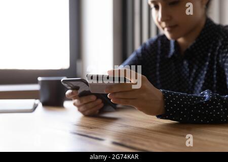 Weibliche indische Kundin, die mit der mobilen Bank-Service-App des Smartphones verwendet Stockfoto