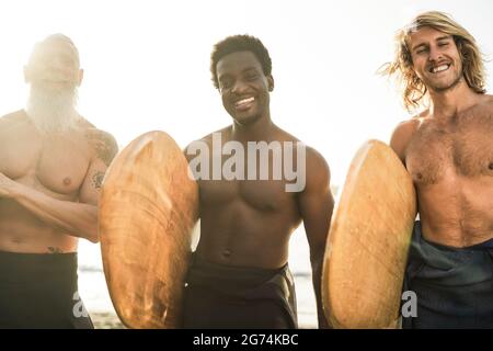 Multi-Generationen-Surfer-Freunde Spaß am Strand nach der Surf-Session - Weiche Konzentration auf den richtigen Mann Stockfoto