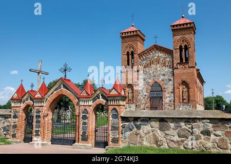 Rechteckiger Grundrissplan, zwei-Turm-Kirche mit neogotischen Elementen der romantischen Zeit Zaun Steinmauerwerk. Karvio St. Joseph's Church - eine Kirche stehend Stockfoto