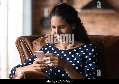 Glücklicher Smartphone-Nutzer, der eine Nachricht mit guten Nachrichten erhält Stockfoto