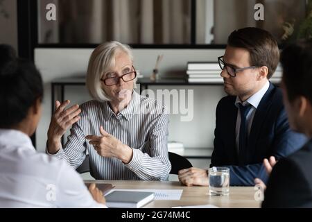 Praktikanten für die Ausbildung von Mentoren im mittleren Alter, Lehrpersonal für Unternehmenscoach Stockfoto