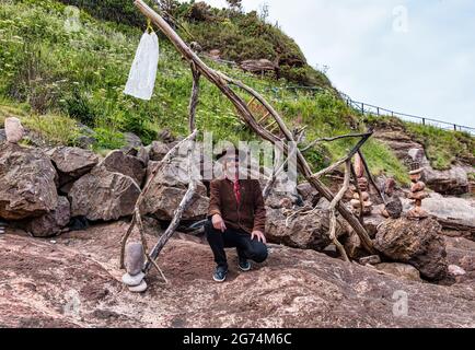 James Craig Page, Organisator der European Stone Stacking Championship mit Felsformationen am Eye Cave Beach, Dunbar, East Lothian, Schottland, Großbritannien Stockfoto