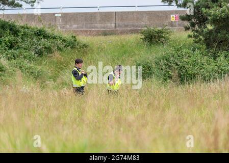 Konzept der ländlichen Polizeiarbeit als Polizeibeamte im Gunners Park in Shoeburyness, Southend on Sea, Essex, Großbritannien, patrouillieren Stockfoto