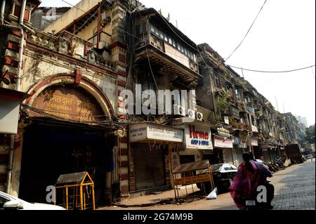 Mumbai Maharashtra India 2017 sehr alter Mangaldas-Markt Hundert Händler und Ladenbesitzer verkaufen bunte Textilien, Kleidung aus diesem beliebten Markt Stockfoto