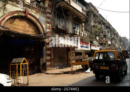 Mumbai Maharashtra India 2017 sehr alter Mangaldas-Markt Hundert Händler und Ladenbesitzer verkaufen bunte Textilien, Kleidung aus diesem beliebten Markt Stockfoto