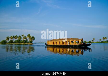 Hausboot unter blauem Himmel von Alleppey oder Alappuzha Kerala.Kerala Backwaters, Hausboot Foto Stockfoto