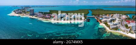 Luftaufnahme des Piratenschiffs Jolly Roger in Cancun Stockfoto