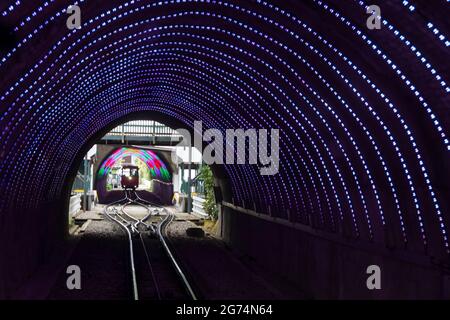 Seilbahn im beleuchteten Tunnel, Wellington, Nordinsel, Neuseeland Stockfoto