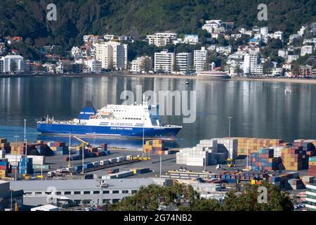 Bluebridge Cook Strait Ferry, „Straitsman“, Ankunft im Hafen von Wellington, Nordinsel, Neuseeland Stockfoto