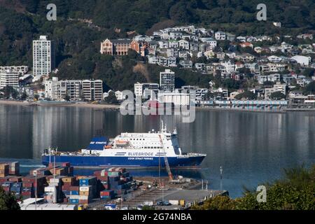 Bluebridge Cook Strait Ferry, „Straitsman“, Ankunft im Hafen von Wellington, Nordinsel, Neuseeland Stockfoto