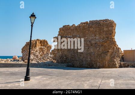 Ein Bild der Ruinen einer antiken Festung neben der mittelalterlichen Burg von Paphos. Stockfoto