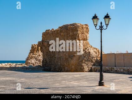 Ein Bild der Ruinen einer antiken Festung neben der mittelalterlichen Burg von Paphos. Stockfoto