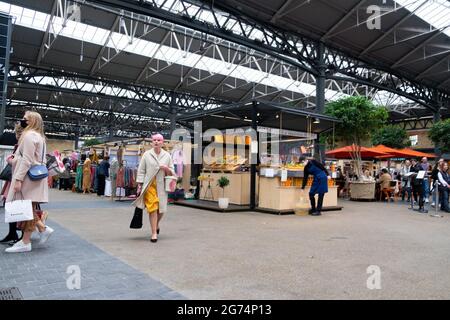 Shopper ohne Gesichtsmaske Spitalfields Marktinterieur nach covid Pandemie-Lockdown-Einschränkungen in East London UK Mai 2021 KATHY DEWITT Stockfoto