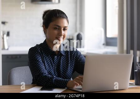 Happy Indian Student Mädchen online studieren, mit Laptop Stockfoto