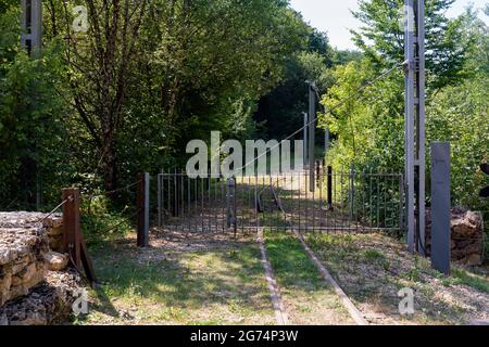 Europa, Luxemburg, in der Nähe von Differdange, Fond-de-Gras, erhaltene schmale Spuren, die zur ehemaligen Eisenerzmine (die 'Minièresbunn') führen Stockfoto