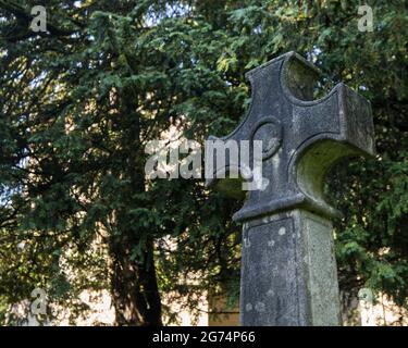Alter Grabstein an der St Mary's Church im Cromford Derbyshire Peak District Stockfoto