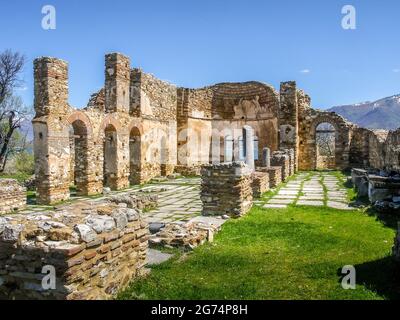 Die byzantinische Basilika von Agios Achilios (Saint Achilles), in einem kleinen See von Prespa, in Griechenland. Stockfoto