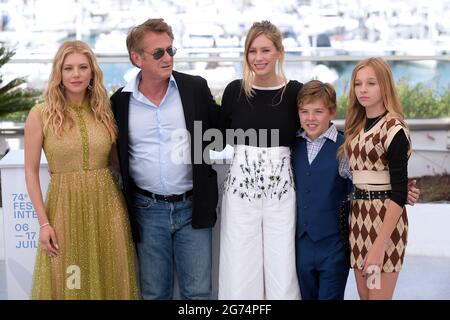 Cannes, Frankreich. Juli 2021. 74. Cannes Film Festival 2021, Fotocall Film : ‘Flag Day' - im Bild: Sean Penn, Dylan Penn, Katheryn Winnick, Jadyn Rylee, Beckham Crawford Credit: Independent Photo Agency/Alamy Live News Stockfoto