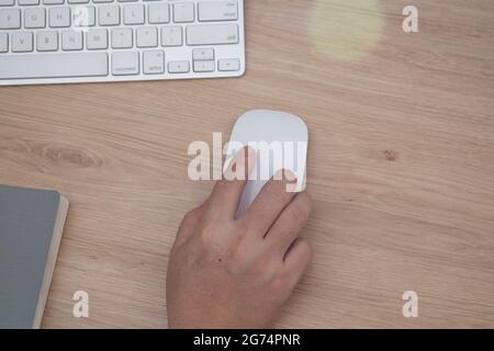 Eine Aufnahme von weiblichen Händen, die mit Tastatur und Maus arbeiten Stockfoto
