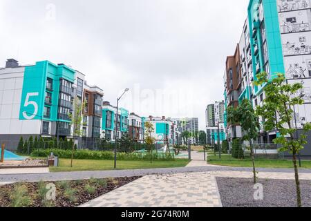 MINSK, WEISSRUSSLAND - 26. JUNI 2021: Modernes Mehrfamilienhaus Nowaja Borowaja oder New Bor Bezirk, Wohnkomplex in der Stadt Minsk, Weißrussland. N Stockfoto