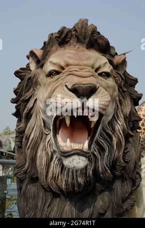 Valsad; Gujarat; Indien- Asien; Jan; 2017 : Close-up Statue des Löwen aus Faser; Maa Vishvambhari Dham; Tempel in Rabada; Gujarat Stockfoto