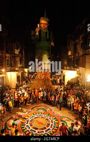 Mumbai Indien 2015 Konzept Statue des Terroisten verbrannt auf holi Festival 132 Schulkinder wurden durch Terroranschlag Peshawar am 16. dezember 2014 getötet Stockfoto