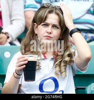 LONDON, ENGLAND - JULI 10: England Fan während der Internationalen Freundschaftschaft zwischen England und Kanada im Twickenham Stadium, London, UK am 10. Juli 2021 Stockfoto